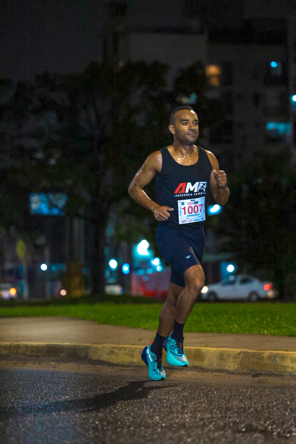 Treinador da AMR correndo à noite
